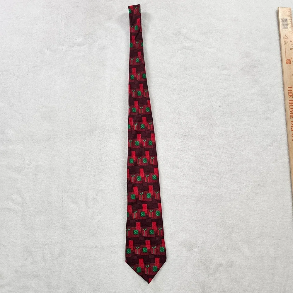 Holiday Traditions Hallmark Mens Silk Tie Red Green Christmas Gift Box Pattern